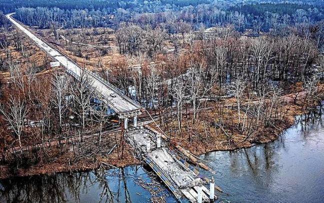 En la imagen, el puente destruido sobre el río Siversky Donets en la región de Donetsk, epicentro actual de la contienda. En la imagen, el puente destruido sobre el río Siversky Donets en la región de Donetsk, epicentro actual de la contienda.