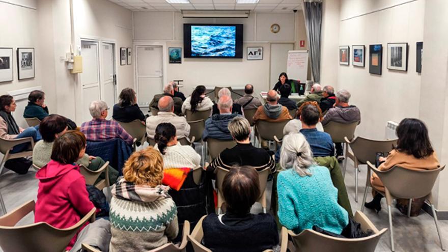 Foto de una charla realizada en el local de la Asociación Fotográfica Irunesa.