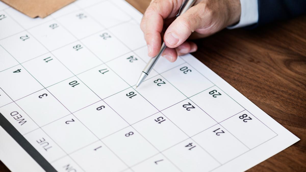 Una persona cuenta los días de la semana en un calendario