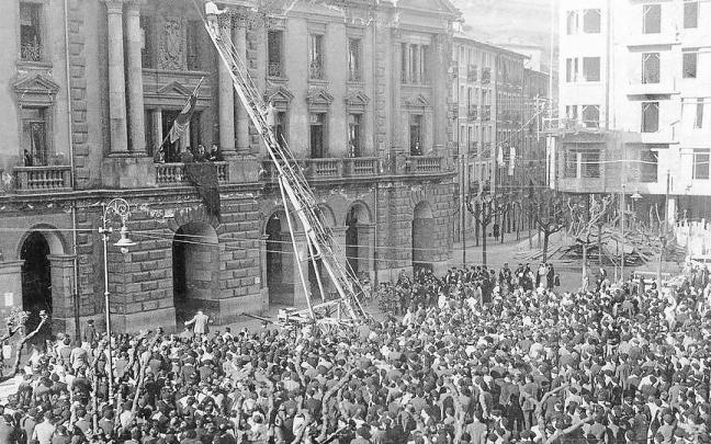 Multitudinaria concentracion en la plaza Unzaga de Eibar para proclamar la II República.