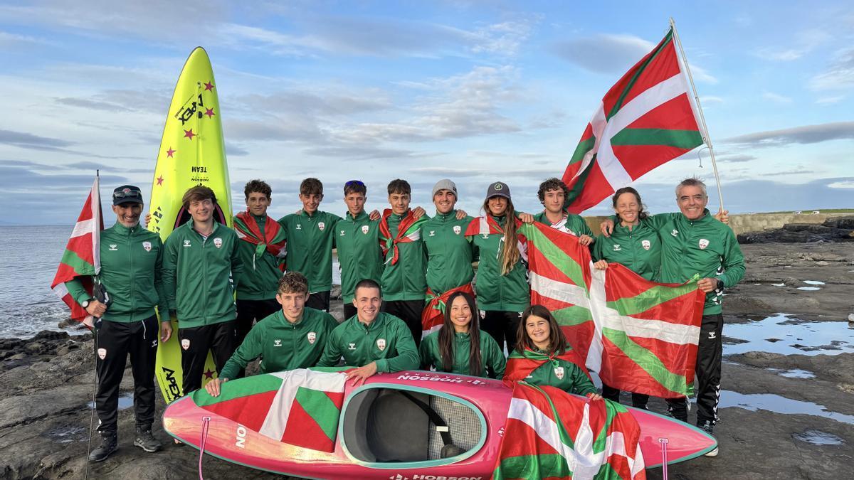 Olatz Garmendia (zutik, ezkerretik zortzigarrena) Euskal Herriko Kayak Surf Selekzioko kideekin.