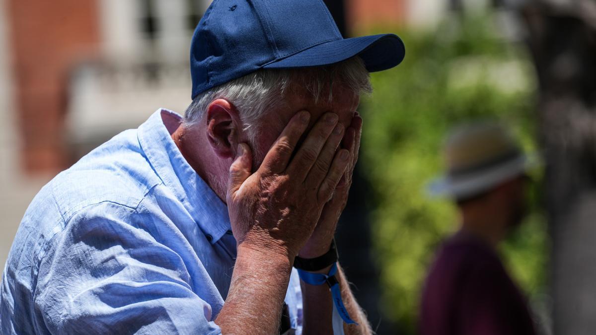 Un hombre se protege del sol en plena ola de calor.