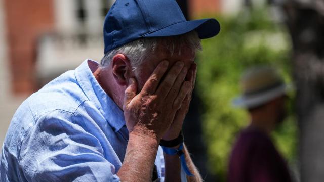 Un hombre se protege del sol en plena ola de calor.