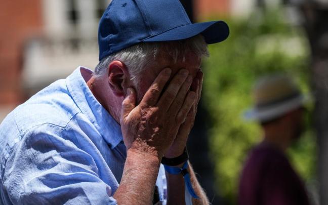 Un hombre se protege del sol en plena ola de calor.