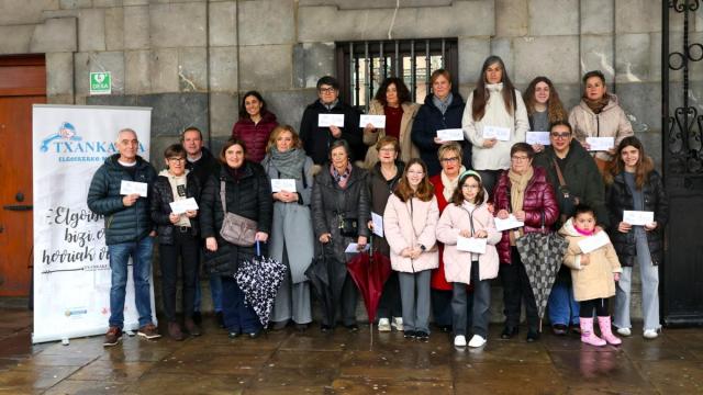 Los premiados con los bonos, en el pórtico de la casa consistorial de Elgoibar.