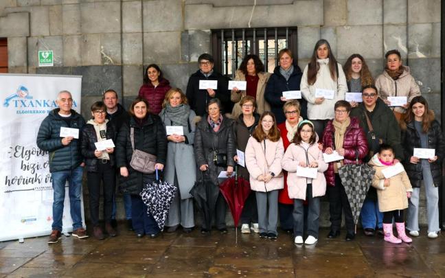 Los premiados con los bonos, en el pórtico de la casa consistorial de Elgoibar.