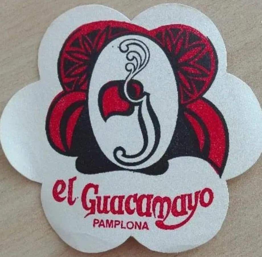 Un posavasos del histórico Guacamayo, con el logo característico del pájaro.