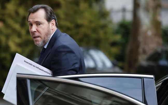 Óscar Puente a su llegada este jueves al Senado.