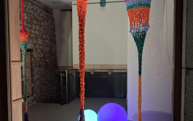 Intervención artística de Idoia Lizeaga en un escaparate