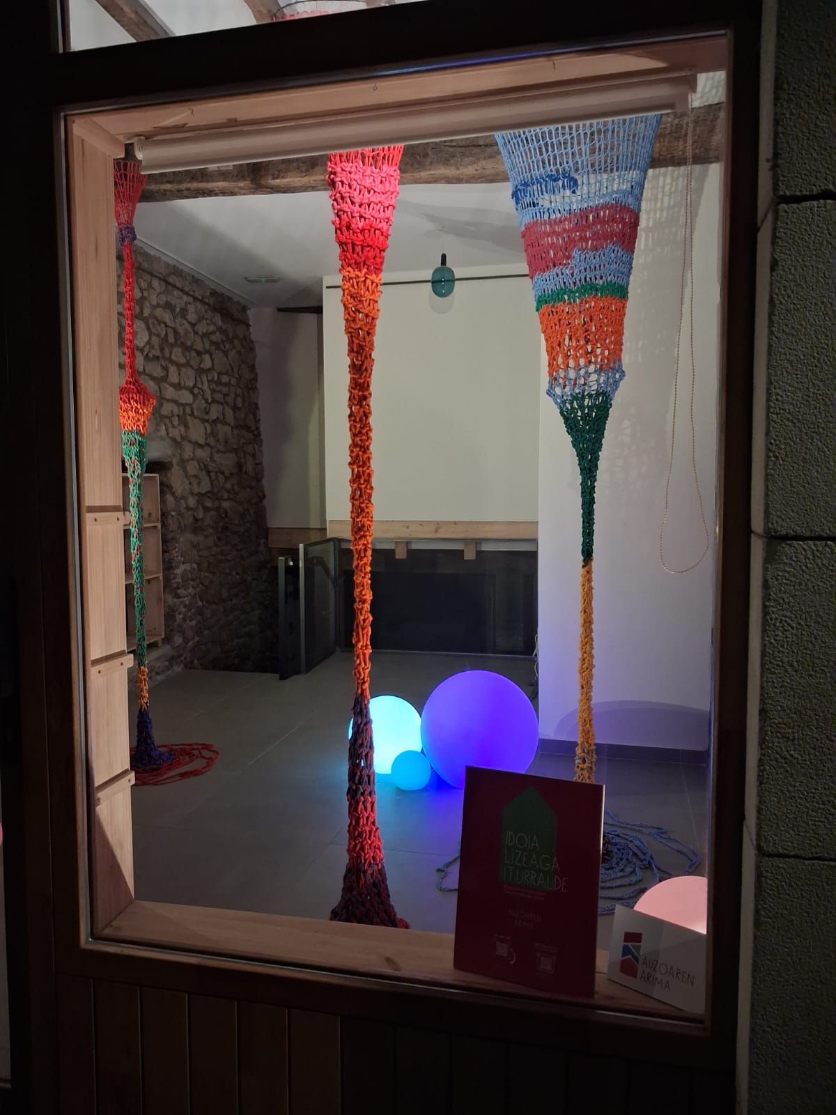 Intervención artística de Idoia Lizeaga en un escaparate