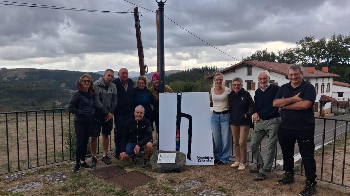 Acto de colocación de una de las placas en memoria de las personas fuisladas el pasado mes en Apotzaga.