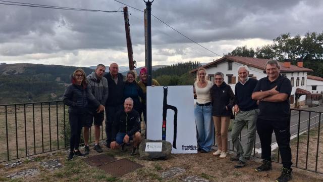 Acto de colocación de una de las placas en memoria de las personas fuisladas el pasado mes en Apotzaga.