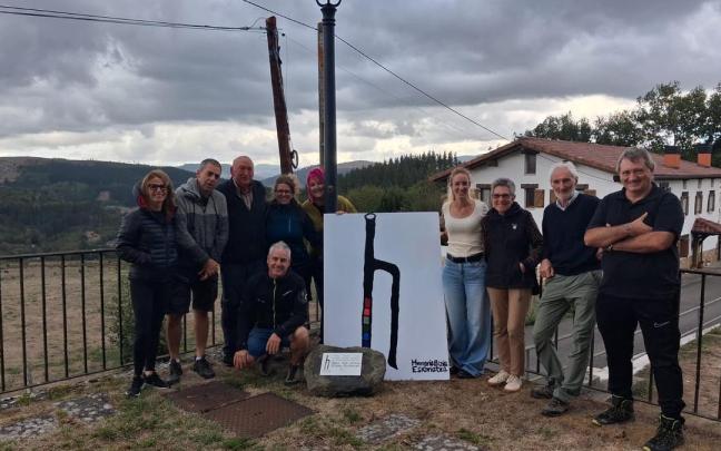 Acto de colocación de una de las placas en memoria de las personas fuisladas el pasado mes en Apotzaga.