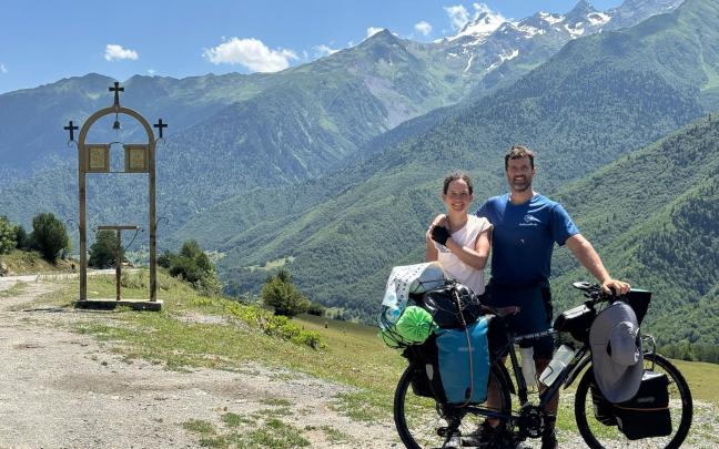 23 julio. Camino de Mestia, Georgia. Subiendo por el río Enguri a las montañas del Cáucaso.