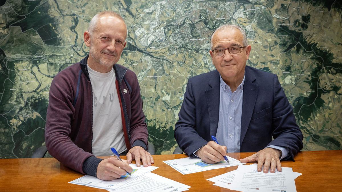 El presidente de la MCP, David Campión, y el alcalde de Iruña, Enrique Maya, firman el protocolo. Foto: Ayuntamiento de Pamplona