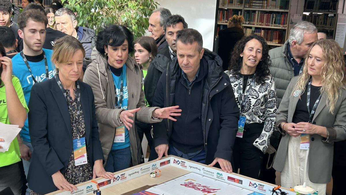 El consejero de Educación, Jokin Bildarratz, visita la First Lego League.
