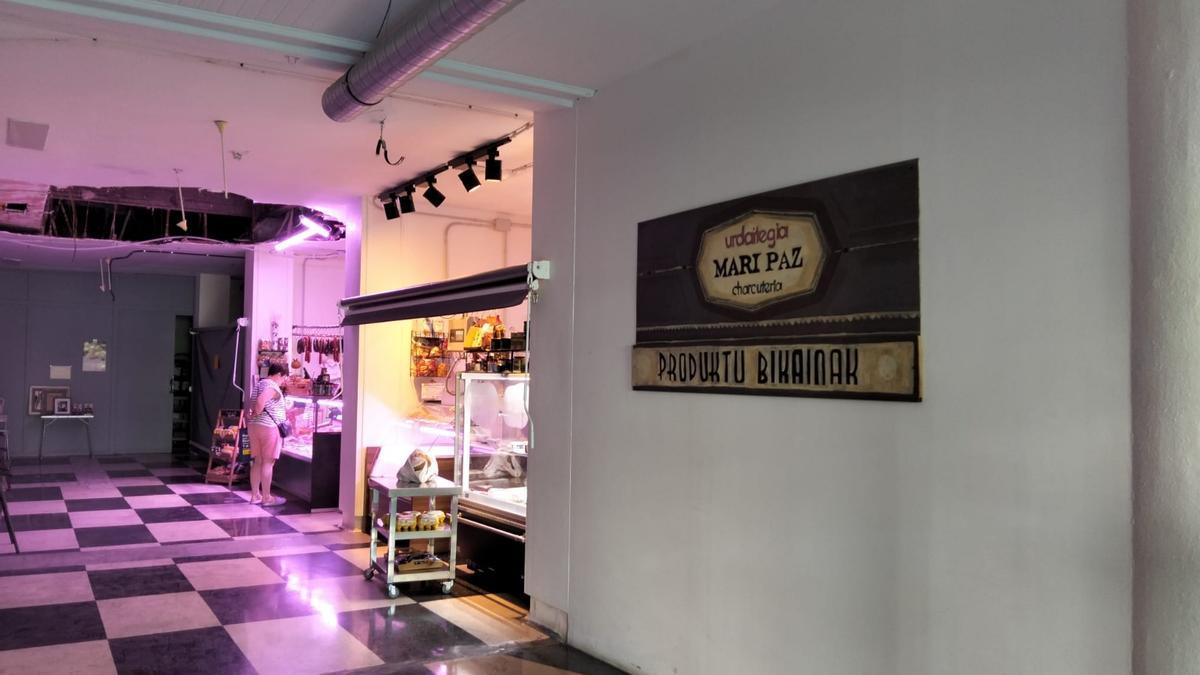 Una clienta en el interior del mercado municipal de Laudio esta mañana