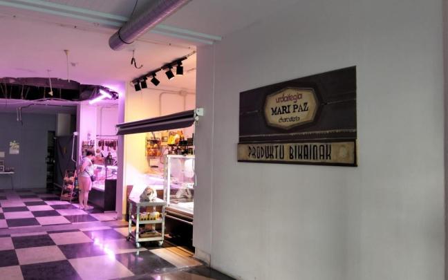 Una clienta en el interior del mercado municipal de Laudio esta mañana