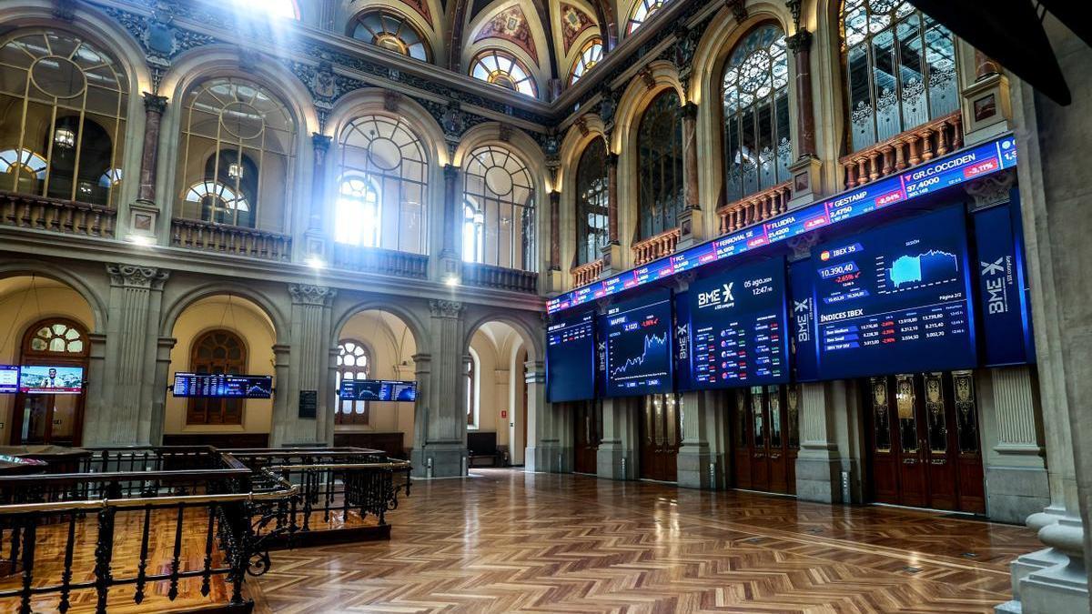 Paneles del Ibex 35 en el Palacio de la Bolsa de Madrid.