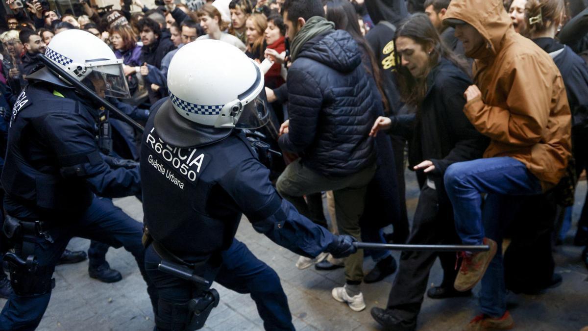 Agentes de la Guardia Urbana de Barcelona cargan contra los manifestantes.