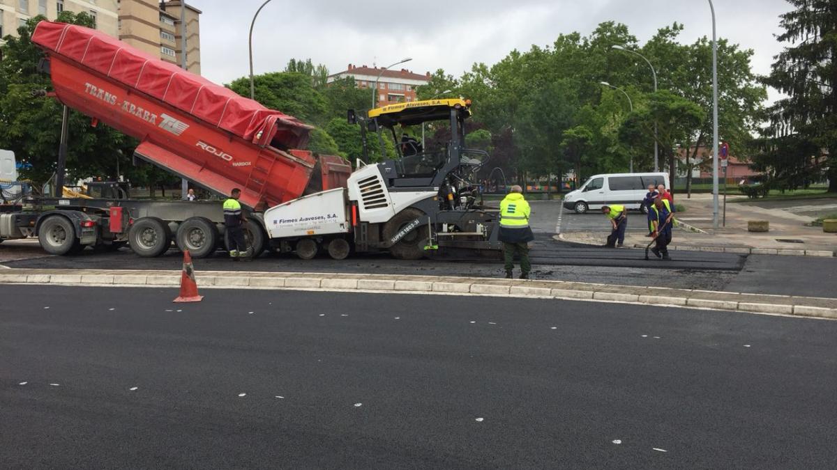 Trabajos de asfaltado en Gasteiz. Fotos: Ayuntamiento de Gasteiz