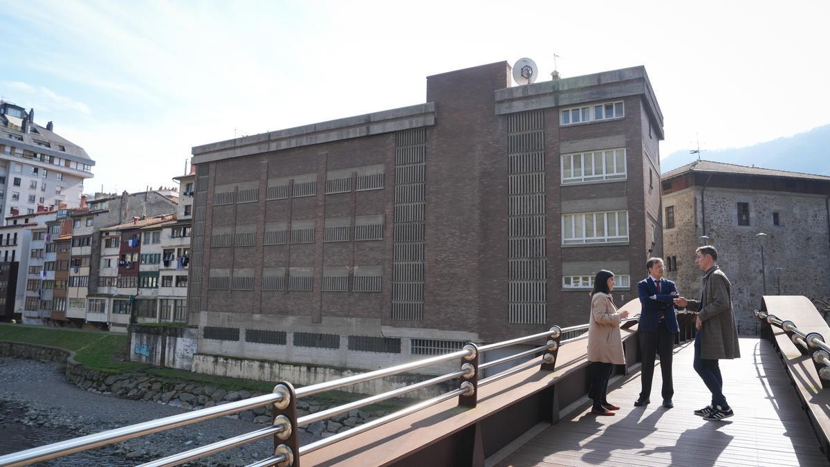 Maialen Gurrutxaga y Jon Zubiaurre junto a Alberto Martínez, frente al edificio de la plaza del Mercado que se va a demoler para construir el nuevo ambulatorio