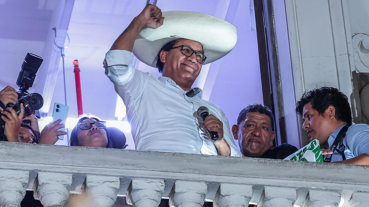 El candidato a la Presidencia de Perú, Roberto Sánchez, celebra las proyecciones de las elecciones.