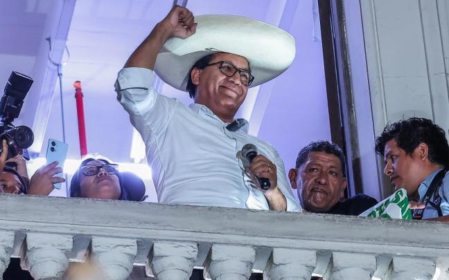 El candidato a la Presidencia de Perú, Roberto Sánchez, celebra las proyecciones de las elecciones.