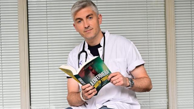 Martín Torres, médico en el Hospital Universitario de Donostia, ha escrito ‘La enfermera’.