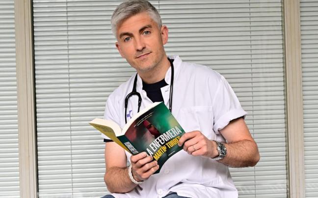 Martín Torres, médico en el Hospital Universitario de Donostia, ha escrito ‘La enfermera’.