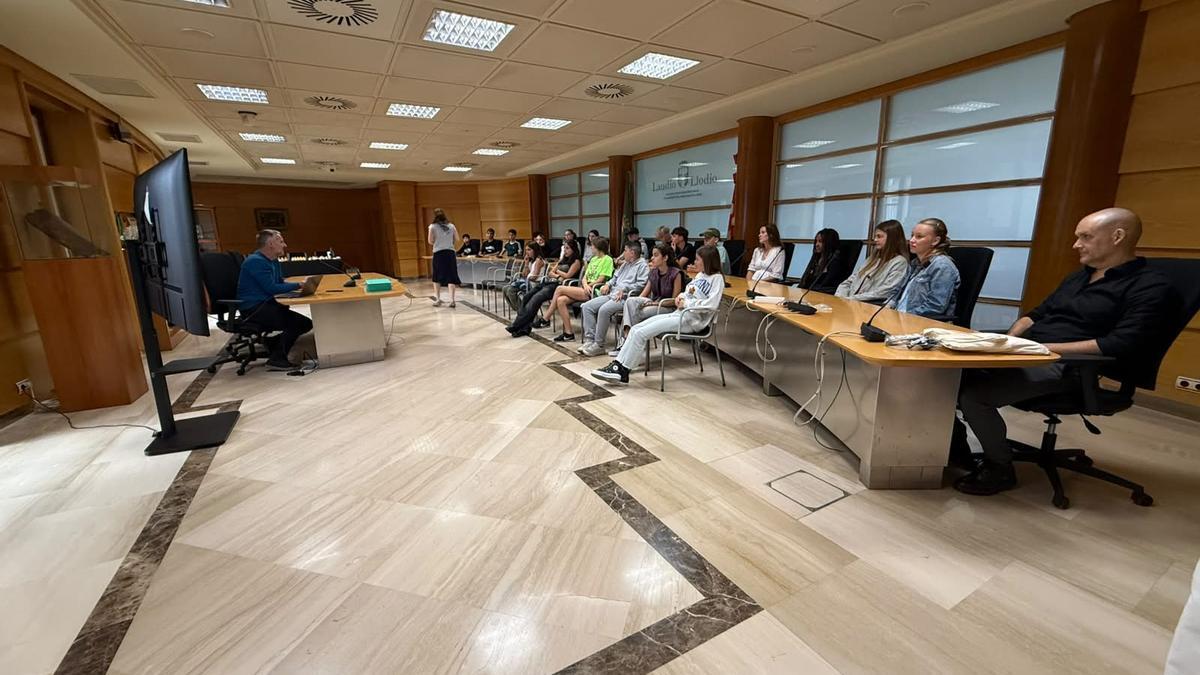 El grupo de estudiantes alemanes en el salón de plenos de Laudio