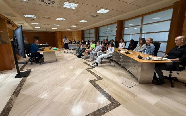 El grupo de estudiantes alemanes en el salón de plenos de Laudio