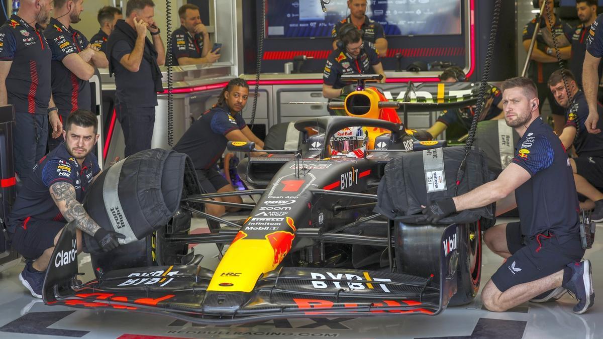 Los mecánicos de Red Bull preparan el monoplaza de Max Verstappen para salir a pista.