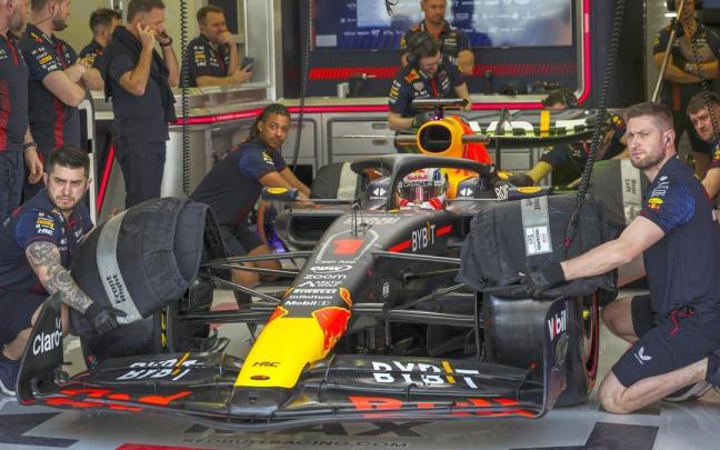Los mecánicos de Red Bull preparan el monoplaza de Max Verstappen para salir a pista. Los mecánicos de Red Bull preparan el monoplaza de Max Verstappen para salir a pista.