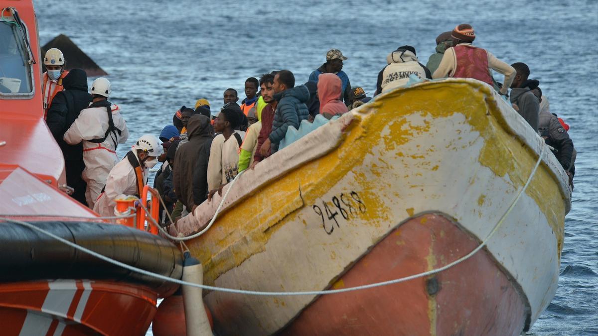 Una patera con migrantes llegando a El Hierro.