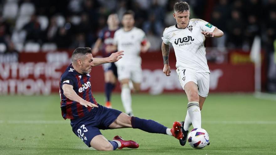 Anaitz Arbilla intenta frenar un avance local en la última visita de la SD Eibar a Albacete