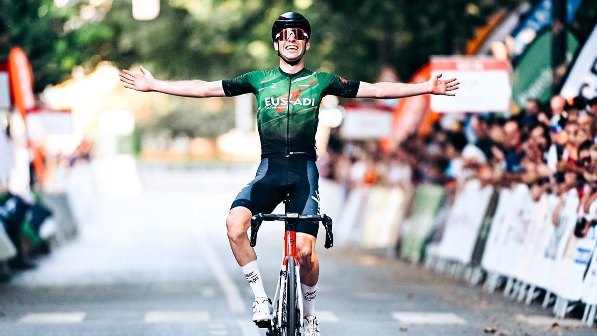 Yago Agirre festeja el oro sub'23.