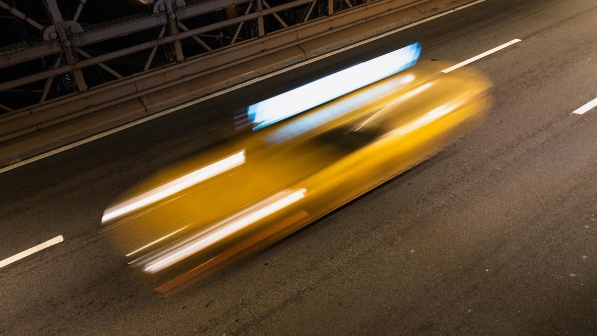 Coche circula a alta velocidad