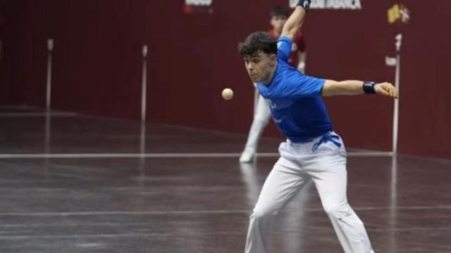 El pelotari elgoibartarra Iker Izagirre peleará por el billete para la final de parejas de la categoría promesas.