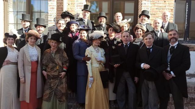 Un grupo de actores de figuración de la serie 'La Promesa' de TVE.