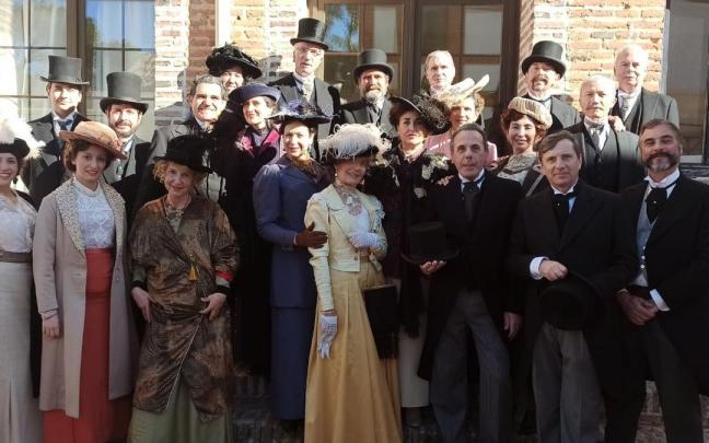 Un grupo de actores de figuración de la serie 'La Promesa' de TVE.