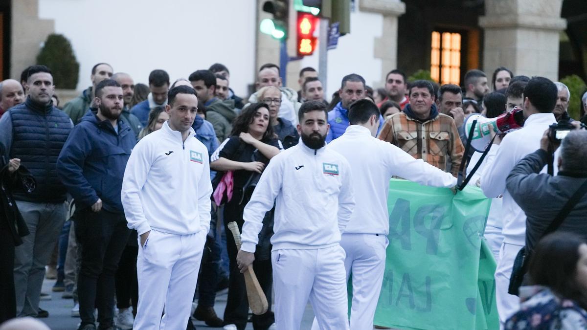 El colectivo de palistas profesionales en huelga se manifiesta en Mungia.