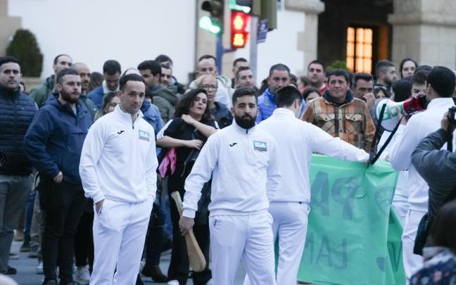 El colectivo de palistas profesionales en huelga se manifiesta en Mungia. / José Mari Martínez El colectivo de palistas profesionales en huelga se manifiesta en Mungia.
