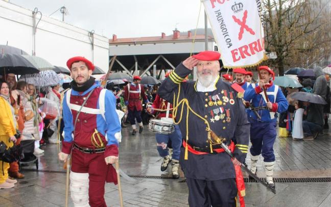Carlos VII, las bailarinas de La Concha, la Tómbola Antojitos... en el Carnaval de Arrasate