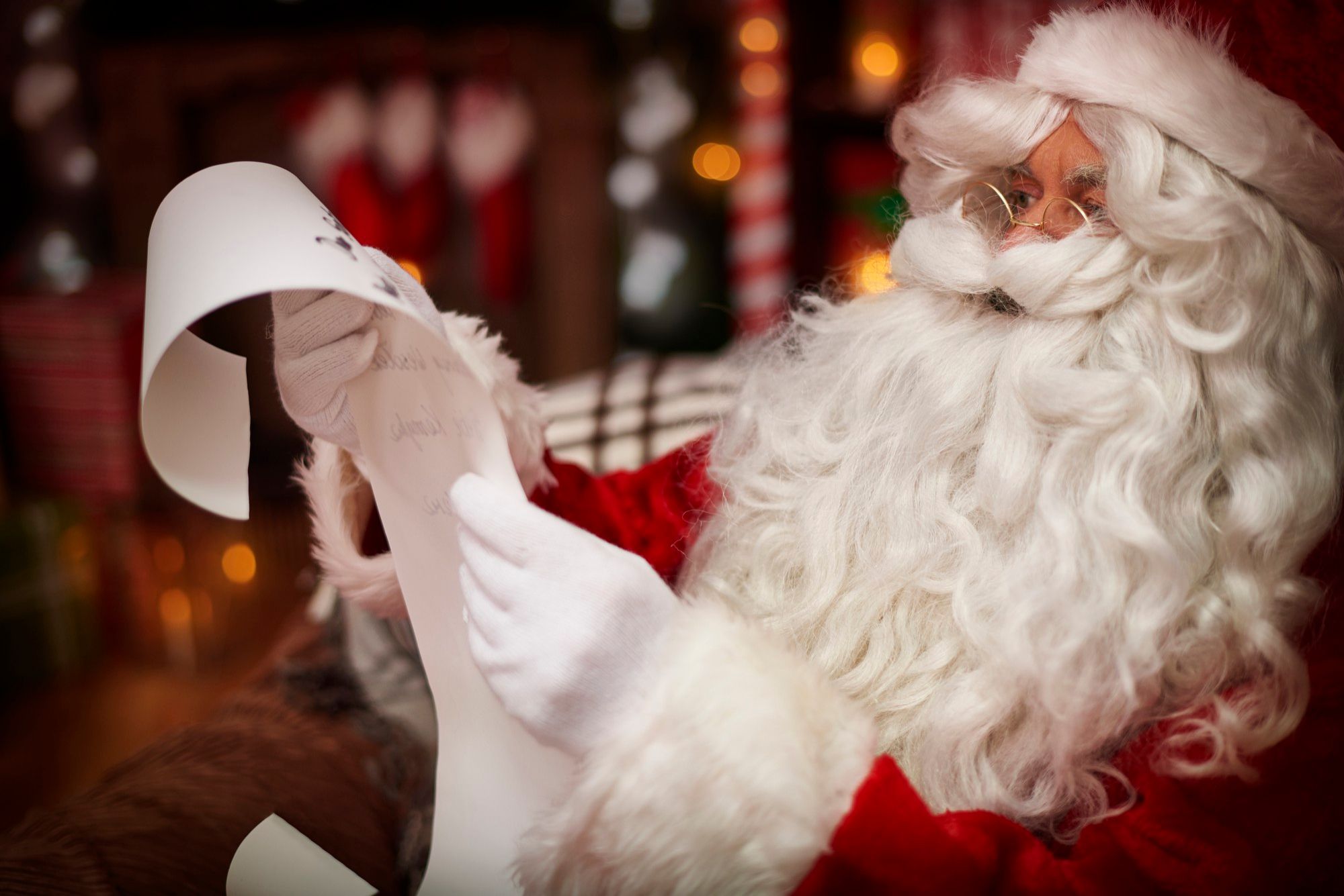 Santa Claus lee con atención una carta.