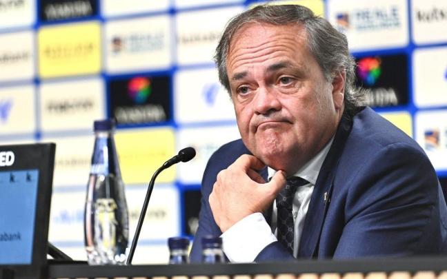 Jokin Aperribay hace un gesto mientras le preguntan en la rueda de prensa. / PEDRO MARTÍNEZ