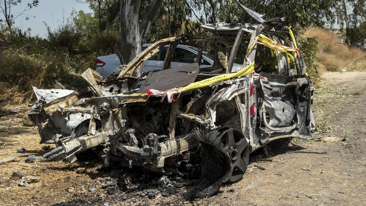 Un coche calcinado tras el ataque de un dron israelí en Líbano.