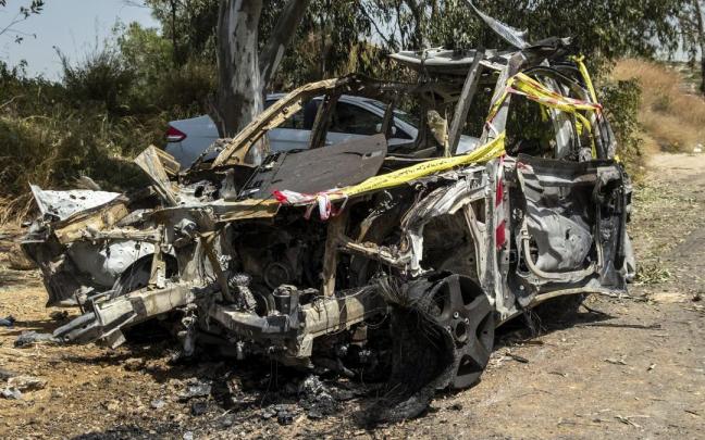 Un coche calcinado tras el ataque de un dron israelí en Líbano. / EFE Un coche calcinado tras el ataque de un dron israelí en Líbano.