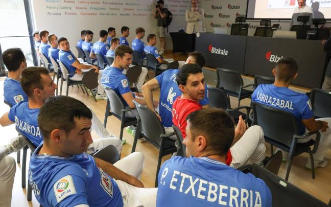 Los pelotaris, este lunes en la presentación del Cuatro y Medio.