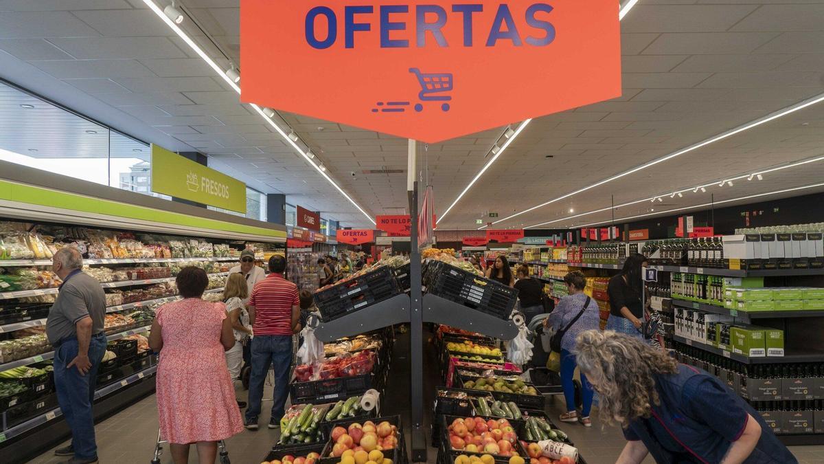 Gente haciendo la compra en Vitoria